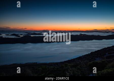 Panorama del lago di Vrana al tramonto, vista sulla costa e le isole Kornati in lontananza Foto Stock