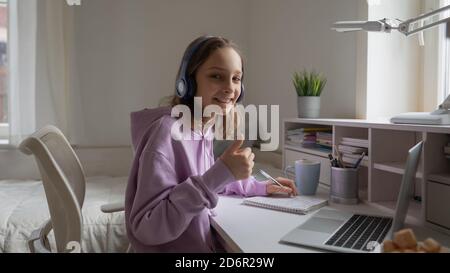 Ritratto di felice ragazza teen raccomandare formazione online Foto Stock
