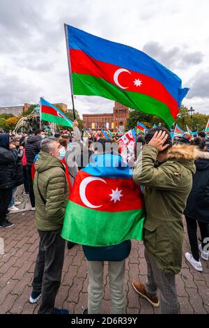 17 ottobre 2020, Berlino, alla Fontana di Nettuno di fronte al Municipio Rosso, azerbaigiani e sostenitori dimostrano per il fatto che Karabakh appartiene all'Azerbaigian. Molte bandiere nazionali azerbaigiane possono essere viste. Manifestanti con la bandiera nazionale azerbaigiana. | utilizzo in tutto il mondo Foto Stock