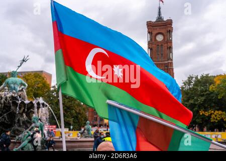 17 ottobre 2020, Berlino, alla Fontana di Nettuno di fronte al Municipio Rosso, azerbaigiani e sostenitori dimostrano per il fatto che Karabakh appartiene all'Azerbaigian. Molte bandiere nazionali azerbaigiane possono essere viste. Manifestanti con la bandiera nazionale azerbaigiana. | utilizzo in tutto il mondo Foto Stock