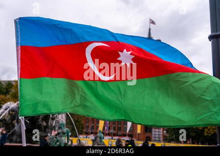 17 ottobre 2020, Berlino, alla Fontana di Nettuno di fronte al Municipio Rosso, azerbaigiani e sostenitori dimostrano per il fatto che Karabakh appartiene all'Azerbaigian. Molte bandiere nazionali azerbaigiane possono essere viste. Manifestanti con la bandiera nazionale azerbaigiana. | utilizzo in tutto il mondo Foto Stock