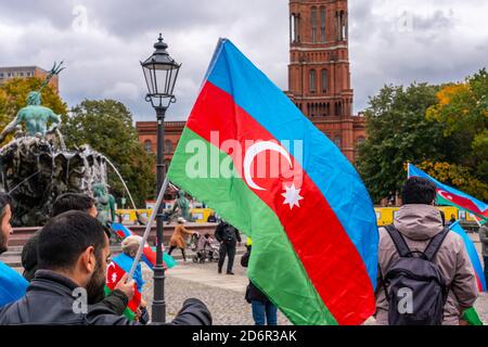 17 ottobre 2020, Berlino, alla Fontana di Nettuno di fronte al Municipio Rosso, azerbaigiani e sostenitori dimostrano per il fatto che Karabakh appartiene all'Azerbaigian. Molte bandiere nazionali azerbaigiane possono essere viste. Manifestanti con la bandiera nazionale azerbaigiana. | utilizzo in tutto il mondo Foto Stock