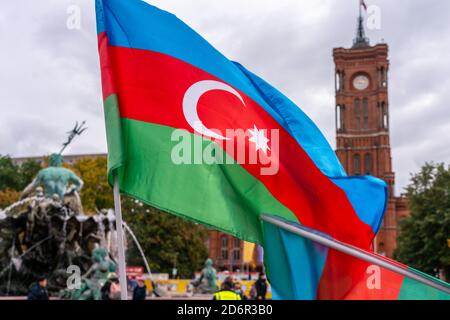 17 ottobre 2020, Berlino, alla Fontana di Nettuno di fronte al Municipio Rosso, azerbaigiani e sostenitori dimostrano per il fatto che Karabakh appartiene all'Azerbaigian. Molte bandiere nazionali azerbaigiane possono essere viste. Manifestanti con la bandiera nazionale azerbaigiana. | utilizzo in tutto il mondo Foto Stock