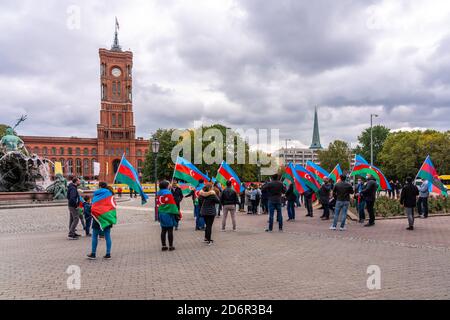 17 ottobre 2020, Berlino, alla Fontana di Nettuno di fronte al Municipio Rosso, azerbaigiani e sostenitori dimostrano per il fatto che Karabakh appartiene all'Azerbaigian. Molte bandiere nazionali azerbaigiane possono essere viste. Manifestanti con la bandiera nazionale azerbaigiana. | utilizzo in tutto il mondo Foto Stock