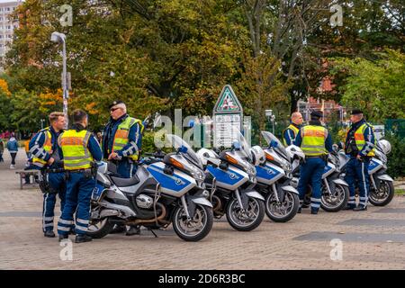 17 ottobre 2020, Berlino, alla Fontana di Nettuno di fronte al Municipio Rosso, azerbaigiani e sostenitori dimostrano per il fatto che Karabakh appartiene all'Azerbaigian. Molte bandiere nazionali azerbaigiane possono essere viste. Gli ufficiali di polizia stanno vicino con i loro motocicli. | utilizzo in tutto il mondo Foto Stock