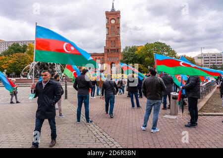 17 ottobre 2020, Berlino, alla Fontana di Nettuno di fronte al Municipio Rosso, azerbaigiani e sostenitori dimostrano per il fatto che Karabakh appartiene all'Azerbaigian. Molte bandiere nazionali azerbaigiane possono essere viste. Manifestanti con la bandiera nazionale azerbaigiana. | utilizzo in tutto il mondo Foto Stock