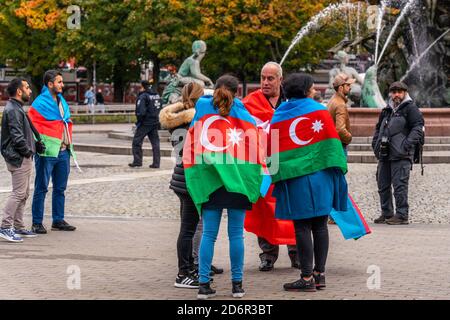 17 ottobre 2020, Berlino, alla Fontana di Nettuno di fronte al Municipio Rosso, azerbaigiani e sostenitori dimostrano per il fatto che Karabakh appartiene all'Azerbaigian. Molte bandiere nazionali azerbaigiane possono essere viste. Manifestanti con la bandiera nazionale azerbaigiana. | utilizzo in tutto il mondo Foto Stock