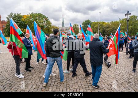 17 ottobre 2020, Berlino, alla Fontana di Nettuno di fronte al Municipio Rosso, azerbaigiani e sostenitori dimostrano per il fatto che Karabakh appartiene all'Azerbaigian. Molte bandiere nazionali azerbaigiane possono essere viste. Manifestanti con la bandiera nazionale azerbaigiana. | utilizzo in tutto il mondo Foto Stock