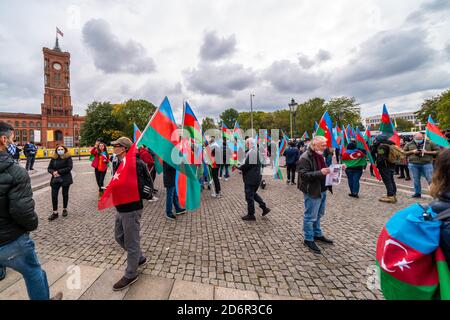 17 ottobre 2020, Berlino, alla Fontana di Nettuno di fronte al Municipio Rosso, azerbaigiani e sostenitori dimostrano per il fatto che Karabakh appartiene all'Azerbaigian. Molte bandiere nazionali azerbaigiane possono essere viste. Manifestanti con la bandiera nazionale azerbaigiana. | utilizzo in tutto il mondo Foto Stock