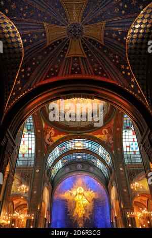 = Vaults with fine Mosaics = interno della Cattedrale della Resurrezione con bel mosaico sulle volte con croce e il Immagine di Cristo Pantocratore sotto t Foto Stock