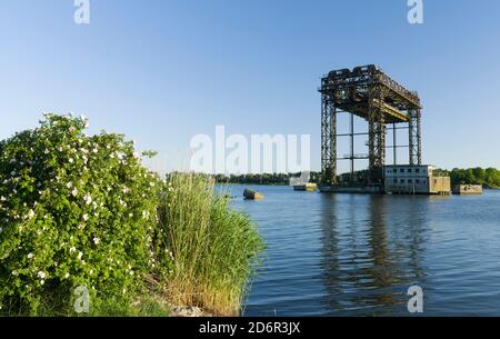 Resti del ponte elevatore a Karnin sull'isola di Usedom, distrutta nella seconda guerra mondiale, ora un monumento tecnico. Europa, Germania, Meclemburgo-Pomera Occidentale Foto Stock