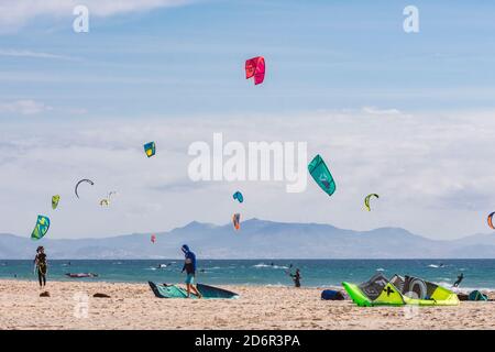 Tarifa surfing, Kitesurf, kiteboarder, kitesurfers giornata di impegni sulla spiaggia Los lances, Tarifa, Cadice, Andalusia, Spagna Foto Stock