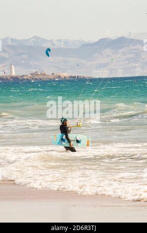 Kitesurfers sulla spiaggia di Playa los Lances, Costa de la Luz, Tarifa, Spagna Foto Stock