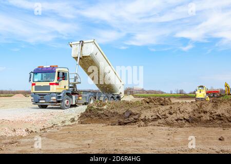 Il dumper ribaltabile viene sollevato per scaricare carichi, frazioni, piccoli sassi schiacciati. Foto Stock