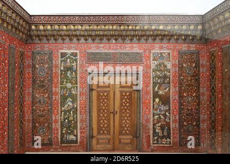 La sala Aleppo, decorata in modo particolare, proviene da una ricca casa di commercianti ad Aleppo, in Siria, alla mostra d'arte islamica al Pergamon Museum, Berlino, Germania Foto Stock