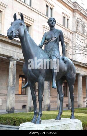 Amazon a cavallo, una scultura in bronzo di Louis Tuaillon, di fronte al Museo Neuse, Berlino, Germania Foto Stock