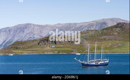 Nave a vela tra i fiordi della Groenlandia meridionale. America, Nord America, Groenlandia, Danimarca Foto Stock