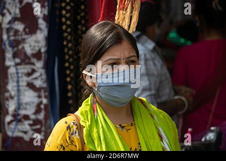 Dehradun, Uttarakhand/India-Ottobre 14 2020:bella signora indiana che indossa maschera facciale in epidemia di Corona in India. . Foto di alta qualità Foto Stock