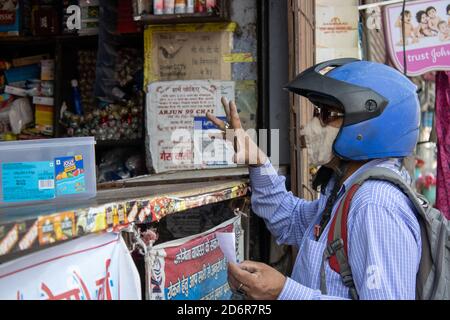 Dehradun, Uttarakhand/India-Ottobre 14 2020:un cliente che indossa una maschera facciale in una situazione pandemica di Corona in India. Foto di alta qualità Foto Stock