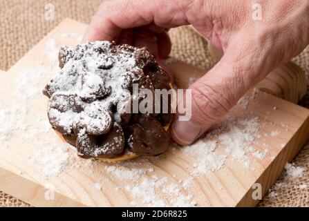 Torta al tartufo. La Pasticceria Spagnola è una parte specializzata della cucina Spagnola legata alla preparazione di vari dessert e dolci. Confezione Foto Stock