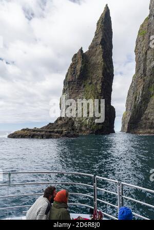 Le scogliere, le maree e gli archi di Vestmanna, una delle grandi attrazioni delle Isole Faroe, Nord Atlantico, Europa, Nord Europa, Danimarca, far Foto Stock