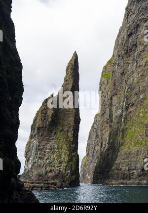 Le scogliere, le pile di mare e gli archi a Vestmanna, una delle grandi attrazioni delle Isole Faroe l'isola di Streymoy, una delle due grandi isole di Foto Stock