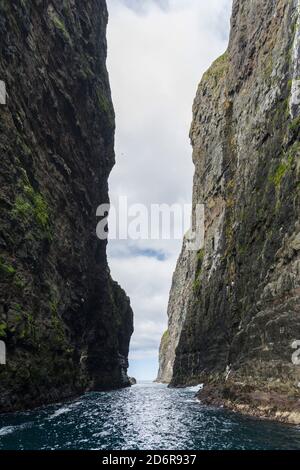 Le scogliere, le pile di mare e gli archi a Vestmanna, una delle grandi attrazioni delle Isole Faroe l'isola di Streymoy, una delle due grandi isole di Foto Stock