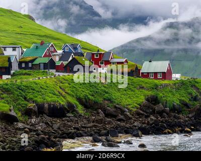 Villaggio Elduvik situato a Fjord Funningsfjordur, Europa, Nord Europa, Danimarca, Isole Faroe Foto Stock