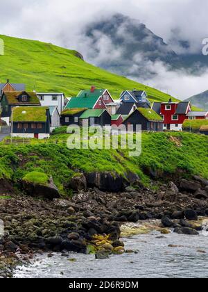 Villaggio Elduvik situato a Fjord Funningsfjordur, Europa, Nord Europa, Danimarca, Isole Faroe Foto Stock