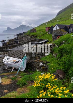 Villaggio Elduvik situato a Fjord Funningsfjordur, Europa, Nord Europa, Danimarca, Isole Faroe Foto Stock