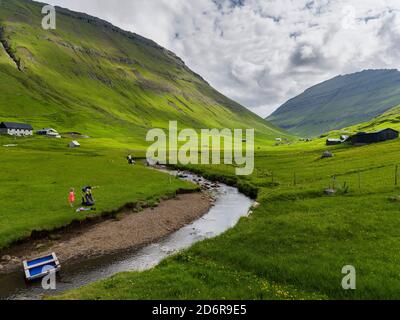 Villaggio Elduvik situato a Fjord Funningsfjordur, Europa, Nord Europa, Danimarca, Isole Faroe Foto Stock