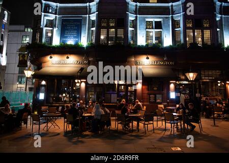 Last Night of Freedom come Tier 2 Lockdown è imposto in occasione di incontri presso ristoranti e bar a Soho, Londra, Regno Unito Foto Stock