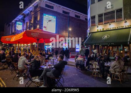 Last Night of Freedom come Tier 2 Lockdown è imposto in occasione di incontri presso ristoranti e bar a Soho, Londra, Regno Unito Foto Stock