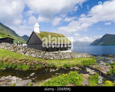 Chiesa di villaggio Funningur , sullo sfondo Funningsfjordur, Leiriksfjordur e l'isola di Kalsoy, Europa, Nord Europa, Danimarca, Isole Faroe Foto Stock