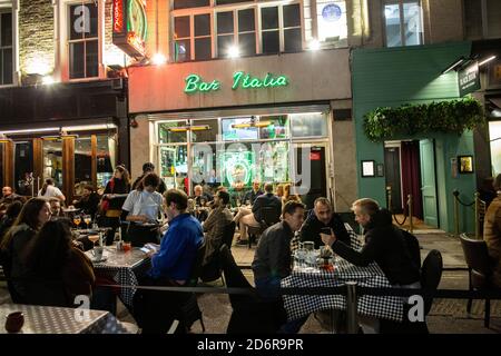 Last Night of Freedom come Tier 2 Lockdown è imposto in occasione di incontri presso ristoranti e bar a Soho, Londra, Regno Unito Foto Stock