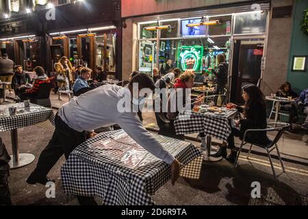 Last Night of Freedom come Tier 2 Lockdown è imposto in occasione di incontri presso ristoranti e bar a Soho, Londra, Regno Unito Foto Stock