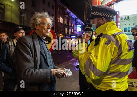 Piers Corbyn con i dimostranti anti anti-lockdown Last Night of Freedom come Tier 2 Lockdown è imposto sulle riunioni in ristoranti e bar a Soho, Londra Foto Stock