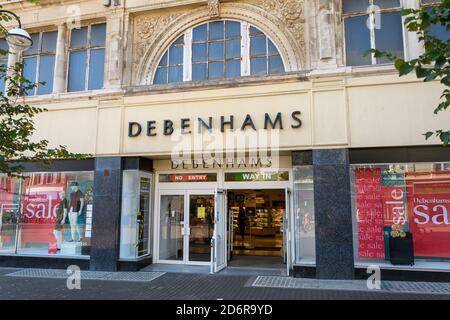 Hastings, Regno Unito - Luglio 31 2020: La facciata del grande magazzino Debenhams su Harold Place Foto Stock