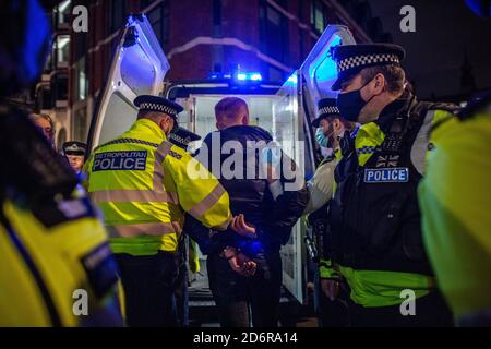 Last Night of Freedom come Tier 2 Lockdown è imposto in occasione di incontri presso ristoranti e bar a Soho, Londra, Regno Unito Foto Stock