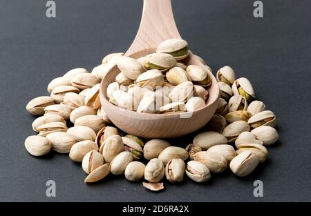 Il pistacchio è un piccolo albero del genere Pistacia, originario delle regioni montane della Grecia, Siria, Turchia, Kirghizistan, Turkmenistan, Iran, Pakis Foto Stock