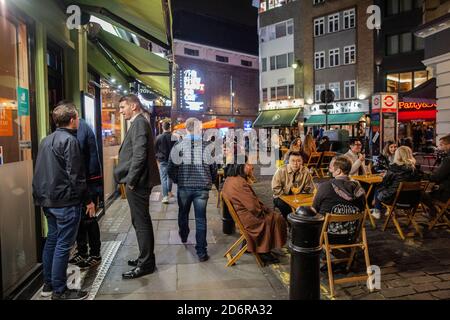 Last Night of Freedom come Tier 2 Lockdown è imposto in occasione di incontri presso ristoranti e bar a Soho, Londra, Regno Unito Foto Stock