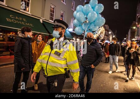 Last Night of Freedom come Tier 2 Lockdown è imposto in occasione di incontri presso ristoranti e bar a Soho, Londra, Regno Unito Foto Stock