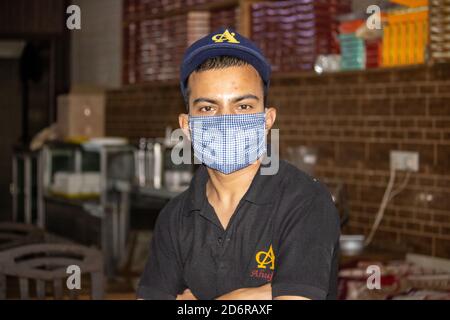 Dehradun, Uttarakhand/India-Ottobre 14 2020:UN cameriere in un ristorante che indossa la maschera facciale in pandemia di Corona in india. . Foto di alta qualità Foto Stock