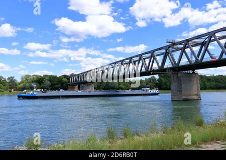 Trasporto marittimo interno sul fiume reno vicino a Germersheim Foto Stock