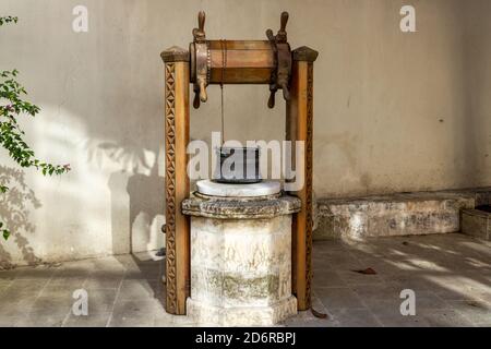 Bagno rustico con piastrelle blu e secchio in rame Foto stock - Alamy