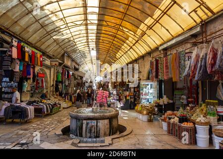 Antakya, Hatay / Turchia - Ottobre 08 2020: Antakya centro 'Uzun Carsi' vista grande bazar Foto Stock