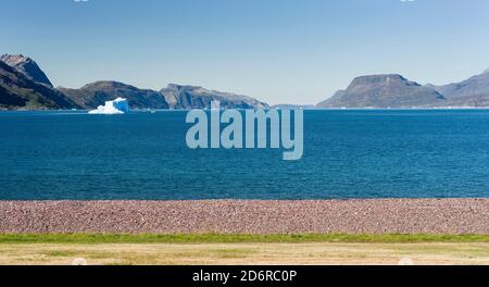 Iceberg alla deriva nel fiordi della Groenlandia meridionale. America, Nord America, Groenlandia, Danimarca Foto Stock