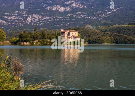 Castello di Toblino sul lago di Toblino, nel comune di Madruzzo, provincia di Trento, Italia. Foto Stock