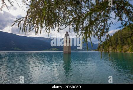 Il campanile della chiesa sommersa di Curon, Lago di Resia, provincia di Bolzano, Alto Adige, Italia. Foto Stock