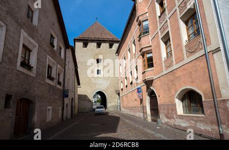 GLORENZA, 11 SETTEMBRE 2020 - l'antica porta e gli edifici della città di Glorenza, Alto Adige, provincia di Bolzano, Italia. Foto Stock